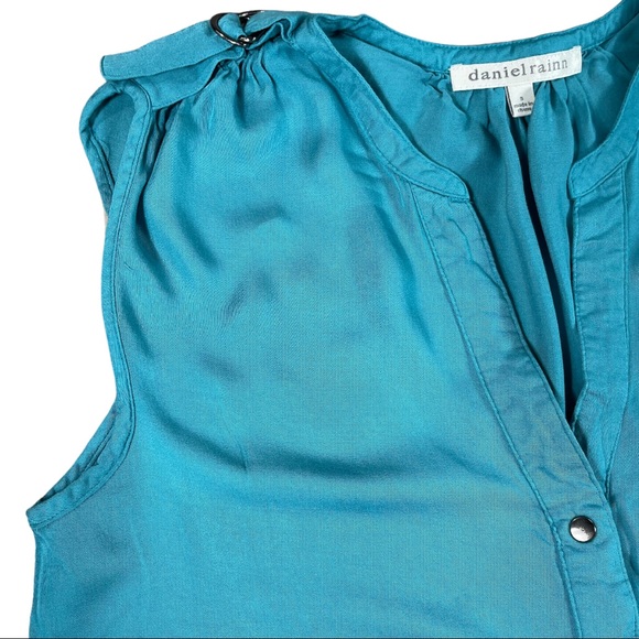 Daniel Rainn size small sleeveless light blue button up top, vneck, front pocket - Picture 2 of 9